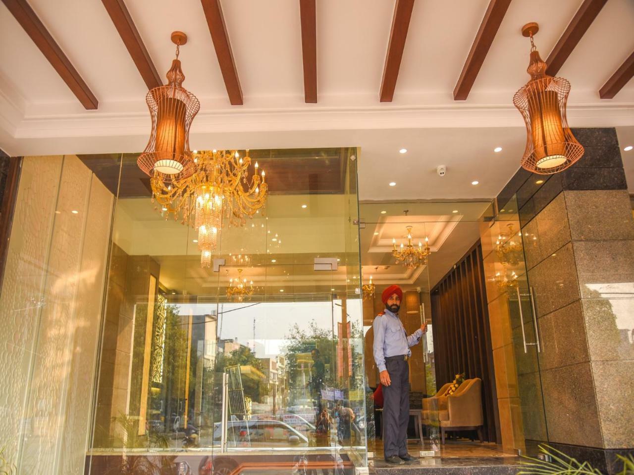 Bharawan Clarks Inn Express Amritsar Exterior photo