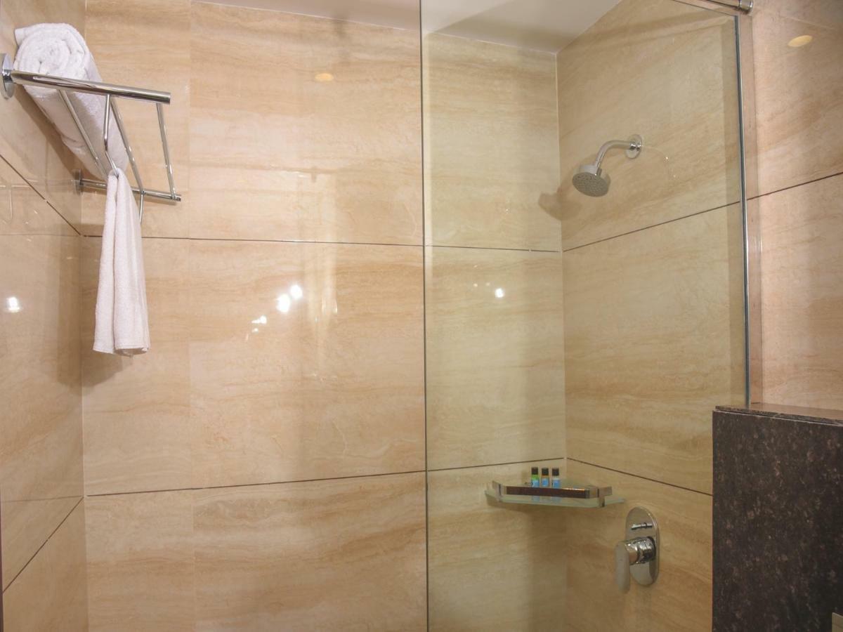 Bharawan Clarks Inn Express Amritsar Exterior photo